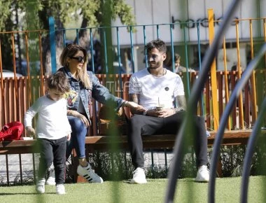 Ηλιάδη & Γκέντσογλου: Στην παιδική χαρά με το γιο τους (φωτό)